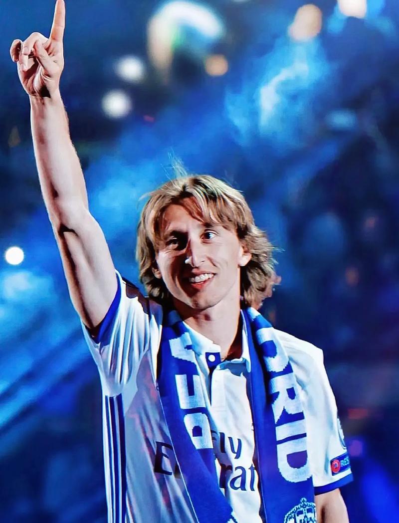 足球报：浙江队花4亿是谣言；韦世豪、李磊先后来做康复